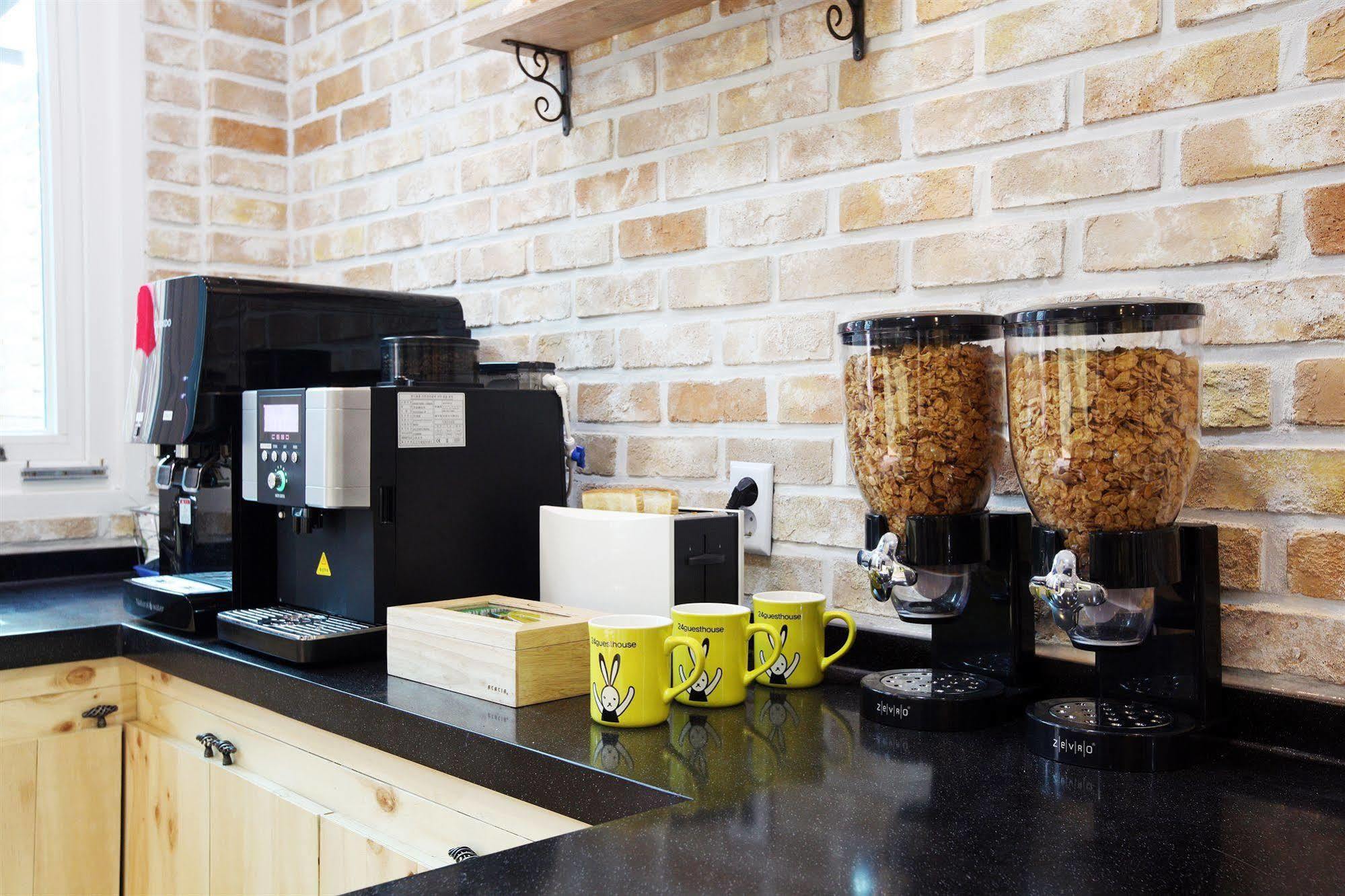 24 Guesthouse Myeongdong Avenue Seoul Exterior photo